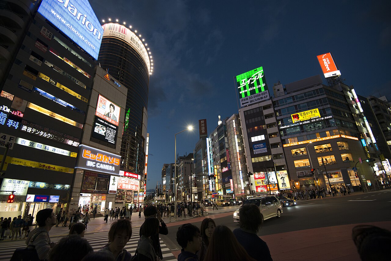 Shibuya về đêm — bối cảnh đô thị Tokyo gợi không khí Dandadan