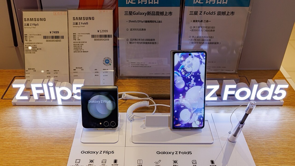 Một chiếc điện thoại gập đang mở — ảnh minh hoạ form factor foldable