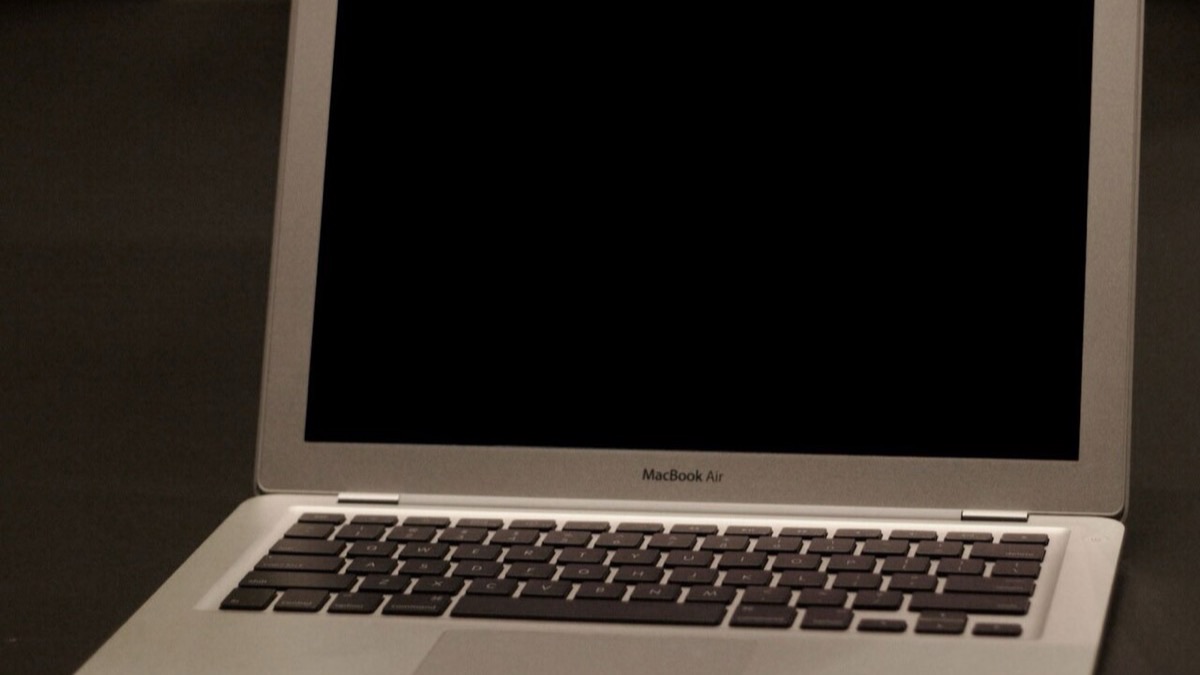 MacBook Air màu đen đặt trên bàn — ảnh minh hoạ dòng MacBook Air