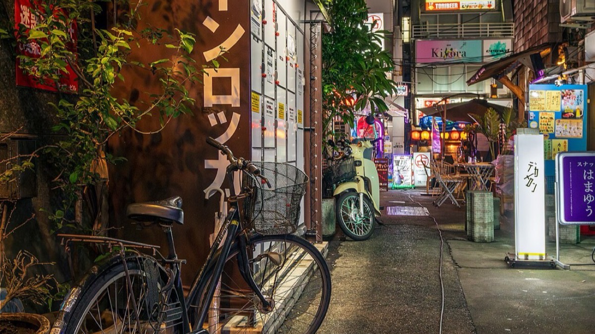 Ngõ izakaya ở Kabuki-chō, Shinjuku về đêm — gợi không khí phố Tokyo của Sakamoto Days