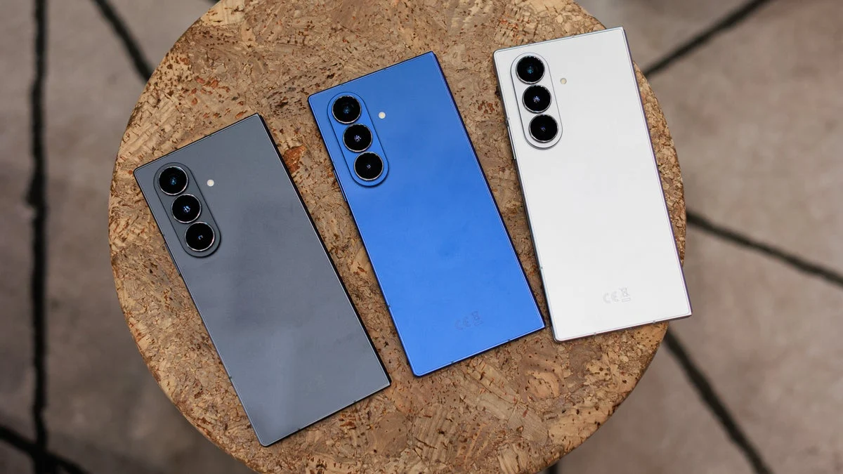 Samsung Galaxy Z Fold 7 mở màn hình chính — một nửa của cuộc so sánh fold